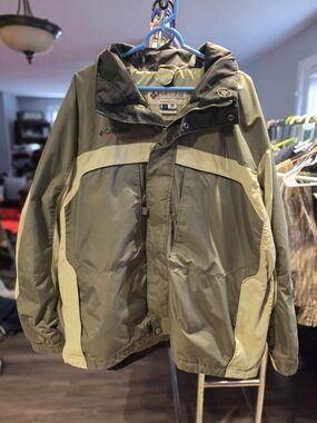 Columbia Men’s Olive & Tan Two-Tone Waterproof Rain Jacket